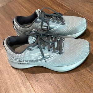 Brooks Levitate 5- size 8